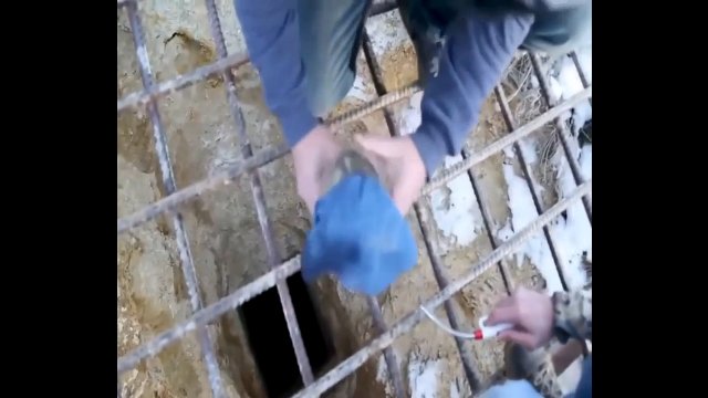 Wrzucili koktajl Mołotowa w dół opuszczonego szybu kopalnianego