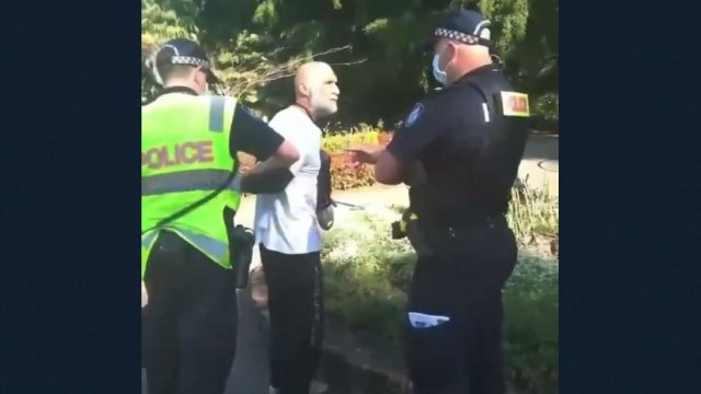 Australia. Starszy pan zostaje zatrzymany za brak maski w parku, dostaje ataku..