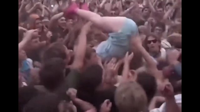 Katy Perry próbowała surfować w tłumie [WIDEO]