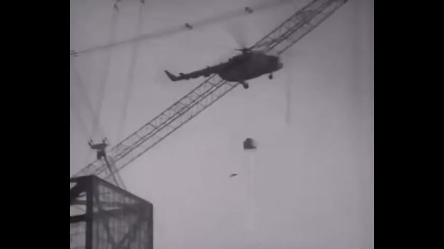 Śmigłowiec Mi-8 rozbił się nad rdzeniem reaktora w Czarnobylu w październiku 1986 r.