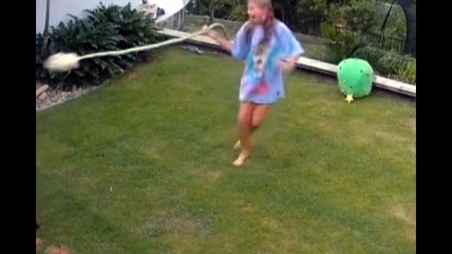 Dziewczyna uratowała swoją świnkę morską przed wężem [WIDEO]
