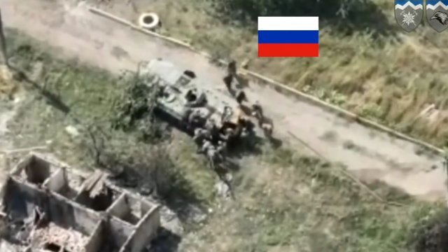 Ruski transporter pełny żołnierzy wjeżdża na minę