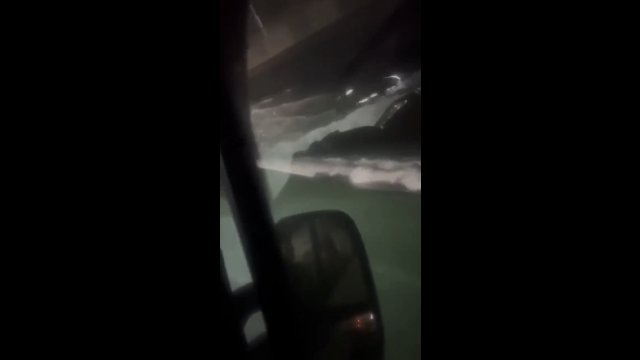 Kierowca ryzykuje i próbuje przejechać przez zalany most pontonowy