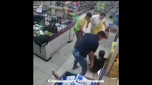 Kasjer sklepu wnerwiony biciem po głowie rzucił się na bandytę