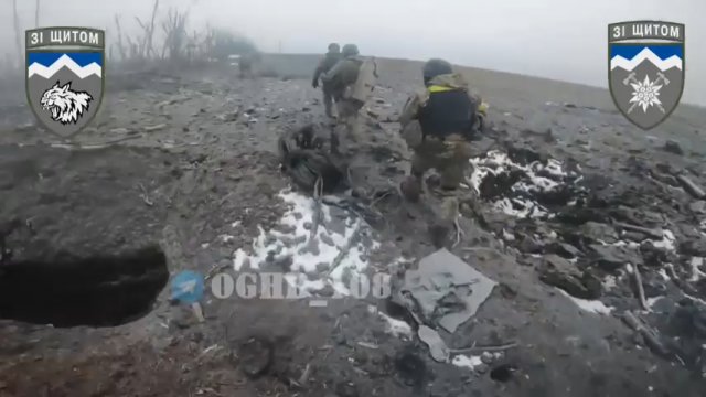 Oddział ukraiński szturmuje rosyjskie okopy i bierze 2 jeńców wojennych