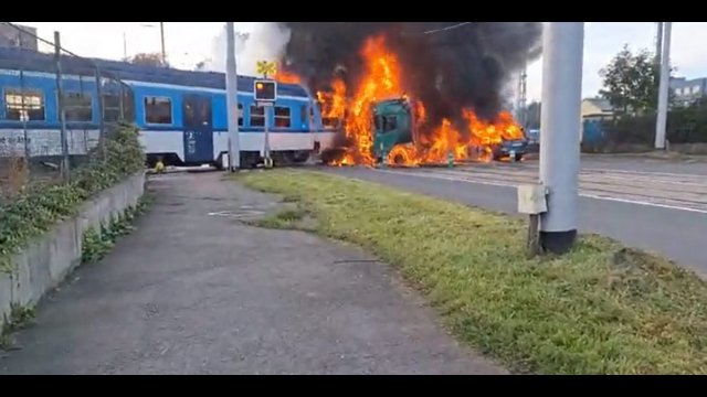 Polski kierowca TIR-a wjechał pod pociąg w Czechach. Pojawiło się nagranie! [WIDEO]