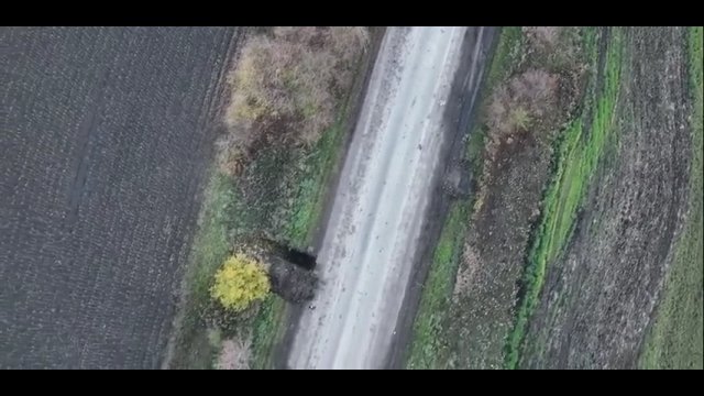 Biegnący rosyjski żołnierz zostaje trafiony przez ukraińskiego drona
