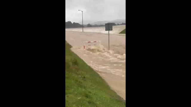 Kolejne niepokojące nagranie! Pękła prawa strona tamy w Stroniu Śląskim [WIDEO]