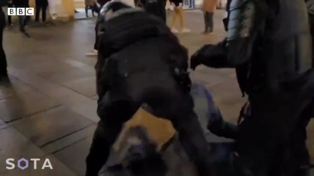 Brutalne zatrzymania protestujących w Petersburgu.