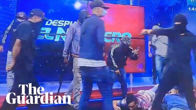 Materiał filmowy pokazuje na żywo w ekwadorskiej stacji telewizyjnej atak uzbrojonych gangów na stud