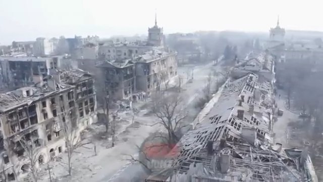 Skala zniszczeń w Mariupolu widoczna na tym materiale z drona jest porażająca
