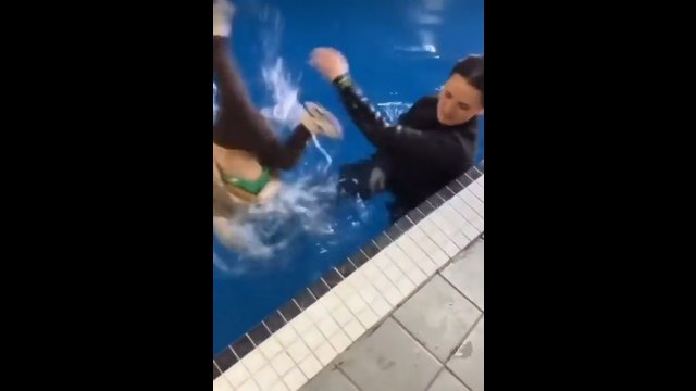 Kobieta próbowała utopić dziecko w basenie [WIDEO]