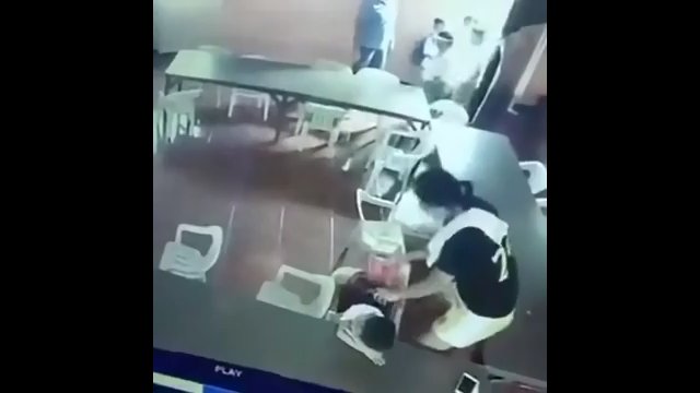 Dziecko zasnęło podczas lekcji. Jego zachowanie po przebudzeniu rozśmieszyło nauczycieli [WIDEO]