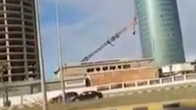 Żuraw przewraca się na budynek obok budowy