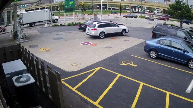 Kobieta zapobiega kradzieży swojego auta