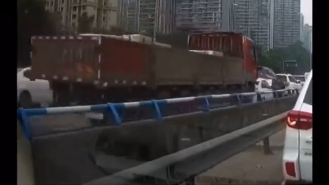 Ciężarówka z zepsutymi hamulcami w Chinach