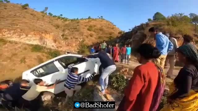 Chcieli pomóc, ale tylko pogorszyli sprawę. Samochód spadł z urwiska!