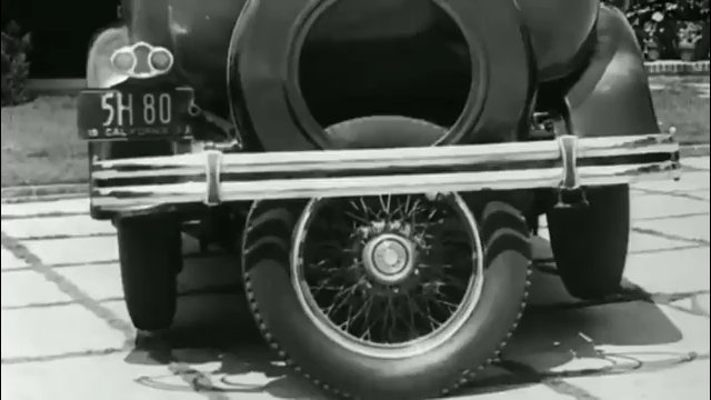 Piąte koło było używane do parkowania równoległego w 1933 roku [WIDEO]