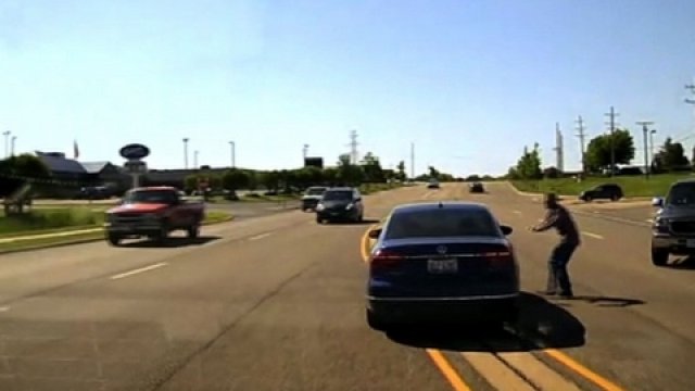Facet wskakuje do jadącego samochodu, aby uratować mężczyznę cierpiącego na atak