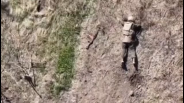 Ukraiński dron zrzuca granat na samotnego rosyjskiego żołnierza