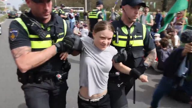 Greta Thunberg zatrzymana przez policję. Próbowała zablokować autostradę w Holandii [WIDEO]