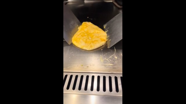 Czysta satysfakcja! Tak wygląda proces przygotowania perfekcyjnego omletu jajecznego [WIDEO]