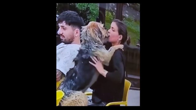 Nietypowy francuski pocałunek z... własnym psem