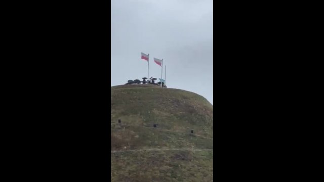 Poseł Grzegorz Braun postanowił usunąć ukraińską flagę ze szczytu Kopca Kościuszki w Krakowie