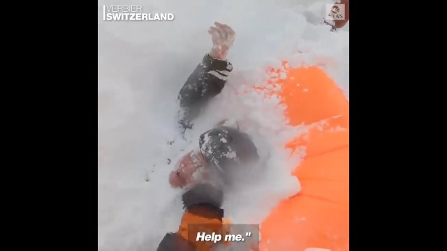 Lawina przysypała dwie kobiety w Alpach. Snowboardziści ruszyli z pomocą [WIDEO]