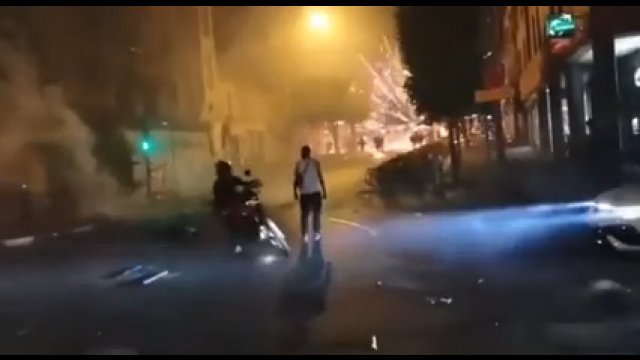 Facet obserwuje eksplozje i w ostatniej chwili przeskakuje piłą łańcuchową ciągniętą przez motocykl.