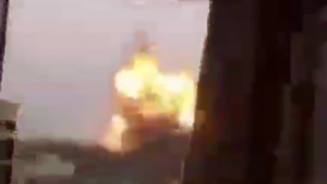 Moment ataku rakietowego na Dyrekcję SBU w Charkowie