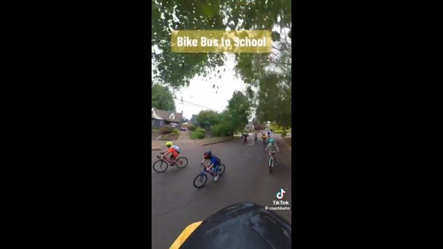 Nauczyciel bez wyobraźni! Wycieczka rowerowa środkiem ulicy! [WIDEO]