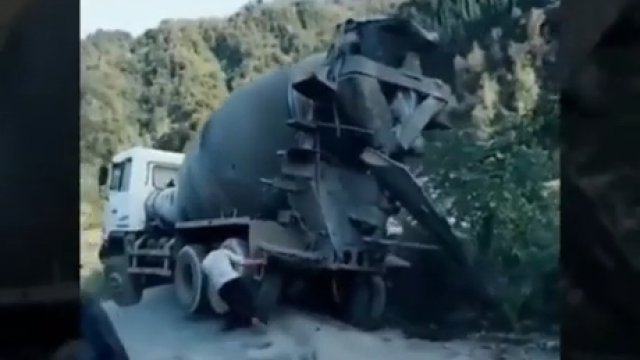 Największy siłacz w wiosce uratował samochód do przewozu betonu