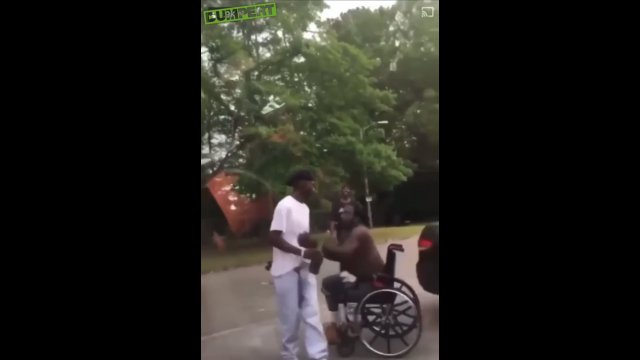 Koleś został upokorzony i znokautowany przez faceta na wózku inwalidzkim
