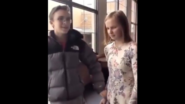 Chłopak zaprasza swoją niewidomą koleżankę na szkolny bal