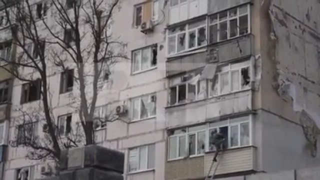 Rosyjscy żołnierze okradają zniszczone mieszkania w Mariupolu