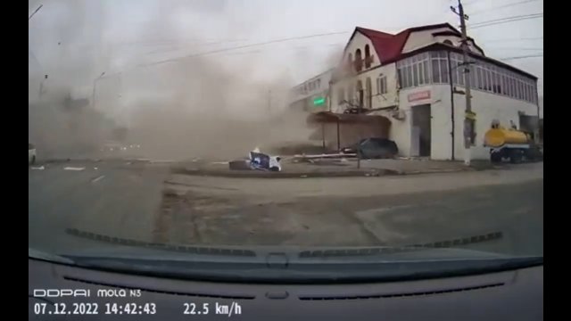 Wybuch gazu w sklepie uchwycony przez kamerę samochodową