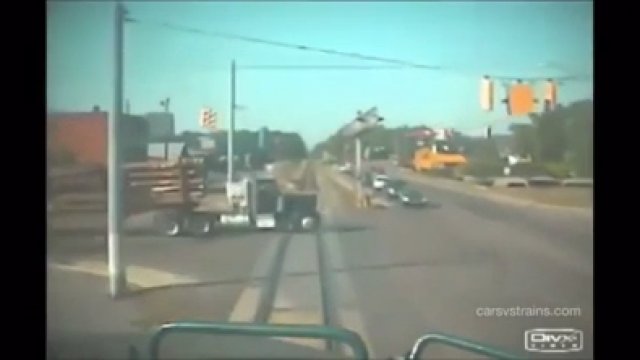 Pociąg uderza w ciężarówkę przewożącą długie bale drewna