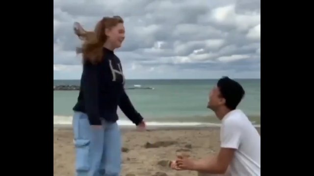 Oświadczyny na plaży i wyjątkowo spontaniczna reakcja dziewczyny [WIDEO]