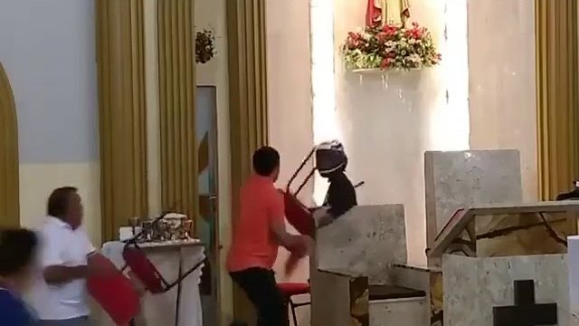 Brazylia: rabuś wpada do kościoła.