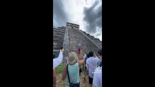 Turystka wspięła się na piramidę Majów. Tłum nie wytrzymał i chciał jej wymierzyć karę