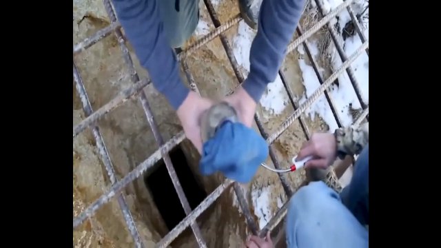 Wrzucili koktajl Mołotowa do opuszczonego szybu kopalnianego