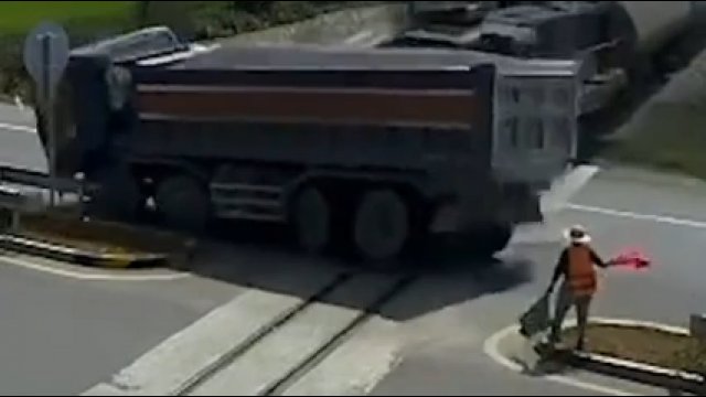 Nieuważny kierowca ciężarówki doprowadził do wykolejenia pociągu