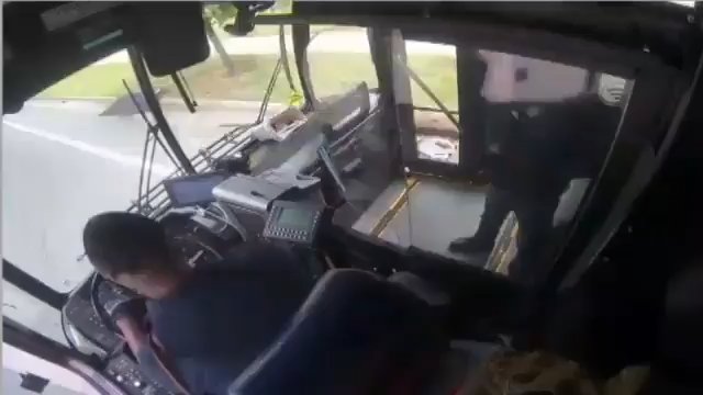 Dramatyczne nagranie pokazuje strzelaninę między kierowcą autobusu a pasażerem