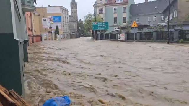 Tragiczna sytuacja w Głuchołazach. Zawalił się również drugi most na rzece