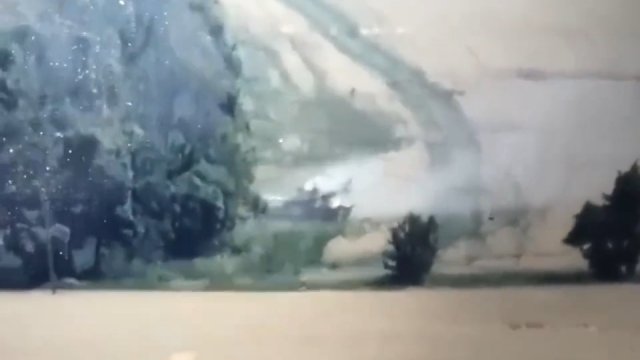 Dwukrotne trafienie rosyjskiego czołgu przez ukraińskie ppk