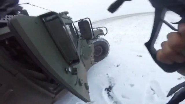 Ukraiński żołnierz podczas strzelaniny przy użyciu granatnika 40 mm GL-06.