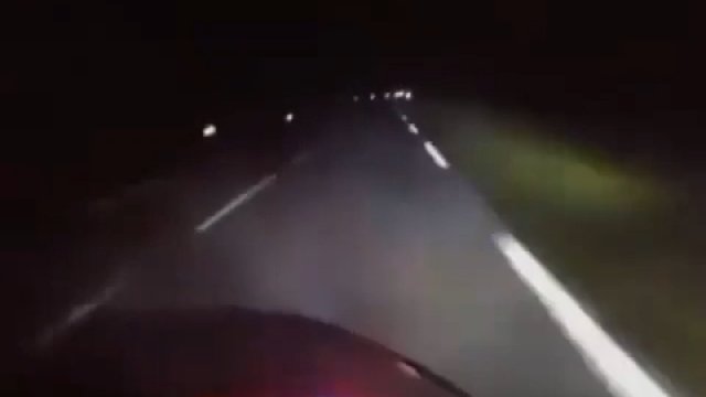 Szalony motocyklista pędzi w ciemności