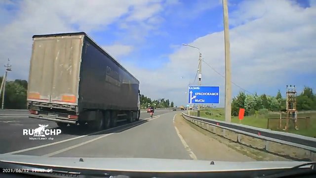 Rosyjski kolarz został strącony przez ciężarówkę