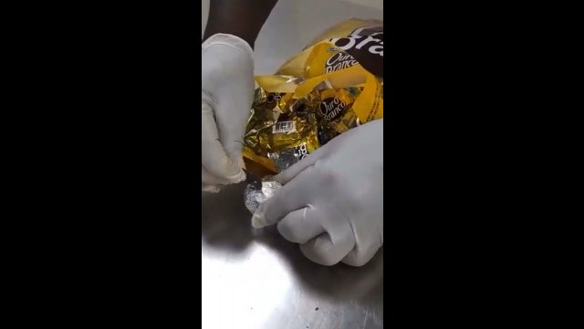 Narkotyki skonfiskowane na lotnisku były zapakowane jak cukierki